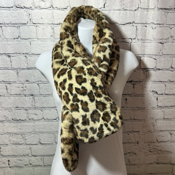 Cabi Bundle-Up Scarf Faux Fur Leopard Print OS - Picture 6 of 7